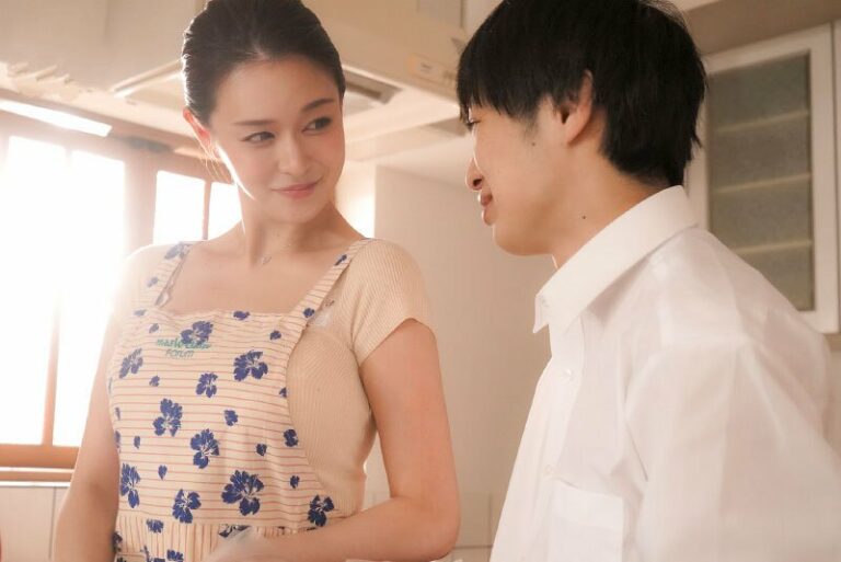 Cậu con trai địt mẹ kế khi bố vắng nhà
