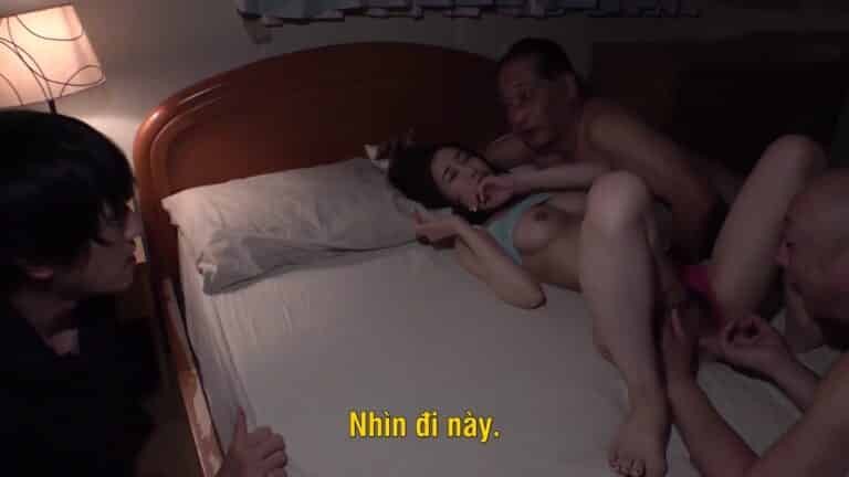 Chồng cay đắng nhìn vợ mình bị sếp đụ tập thể