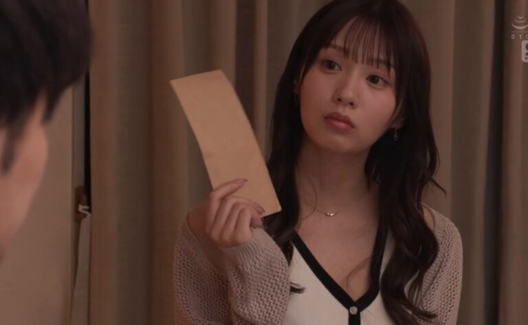 Phát hiện chị kế toán xinh đẹp khó tính là gái gọi lúc về đêm